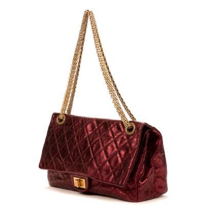 CHANEL
Large 2.55 reedition bag in burgundy...