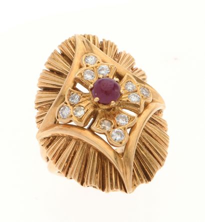 Important Ring
in 18k 750°/°° gold, centered...