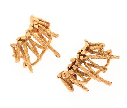 Pair of ear clips 
in 18K 750/°° yellow gold...