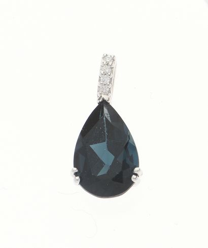 Pendant
in 18k white gold 750°/°° centering...