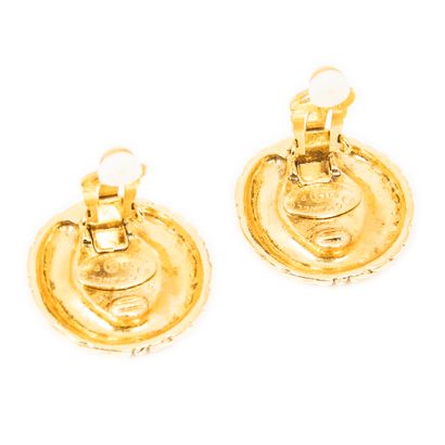 CHANEL
Pair of ear clips in gilt metal.
D....