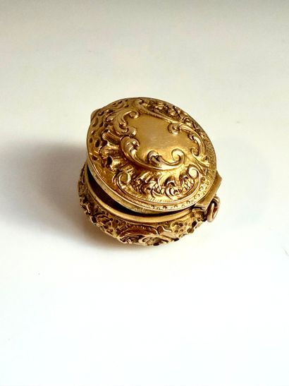 Pill box
in 18K 750/°° yellow gold with rocaille...
