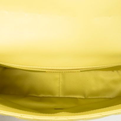 CHANEL made in italy
Quilted yellow leather...
