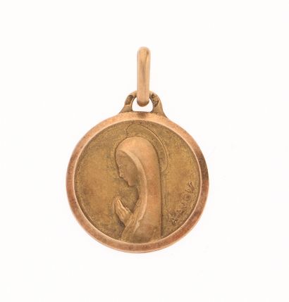 Round medal decorated with the Virgin Mary...