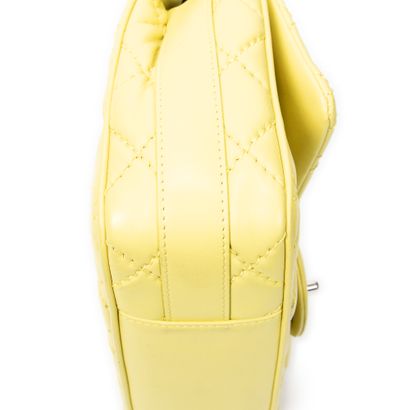 CHANEL made in italy
Quilted yellow leather...