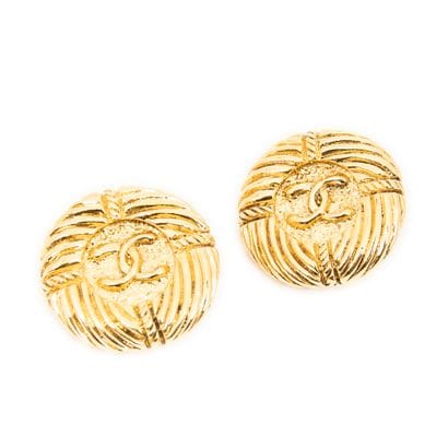 CHANEL
Pair of ear clips in gilt metal.
D....