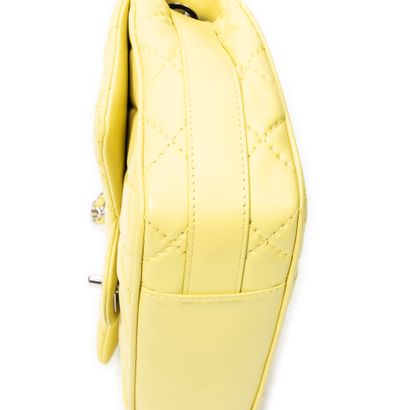 CHANEL made in italy
Quilted yellow leather...