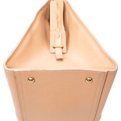 YVES SAINT LAURENT
Chyc