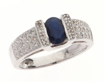 Ring
in 18k white gold 750 °/°° centered...