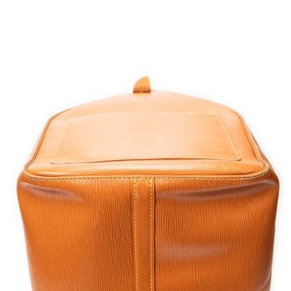 LOUIS VUITTON 
Keepall