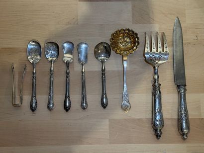 Ensemble de COUVERTS dépareillés en argent...