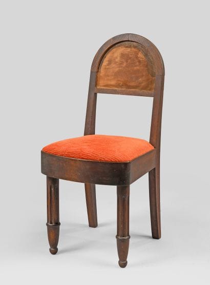 Foreign work 
Carved moulded wood chair,...