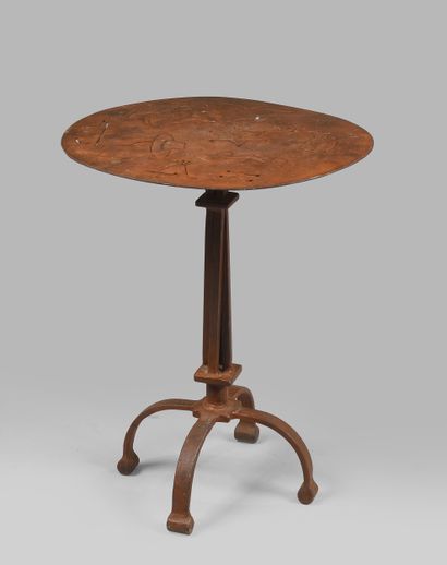 COLLIN
Pedestal table in metal with rusty...
