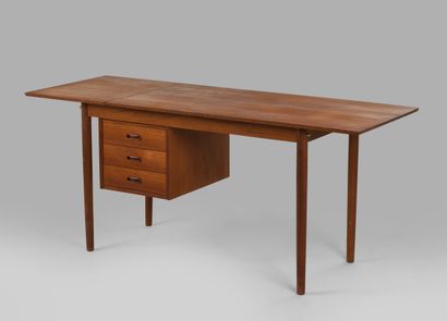 Arne VODDER (1926-2009)
Teak desk with sliding...