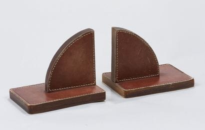 Work of the 1930s/40s
Pair of leather bookends
Saddle-stitched
14...