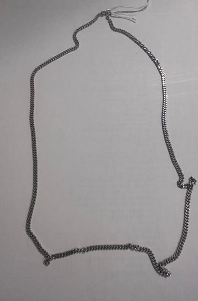 Silver chain with twisted links. Weight:...