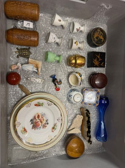 MANNETTE of various trinkets including various...