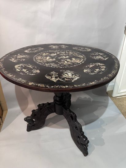 INDOCHINE
Round table, the top inlaid with...