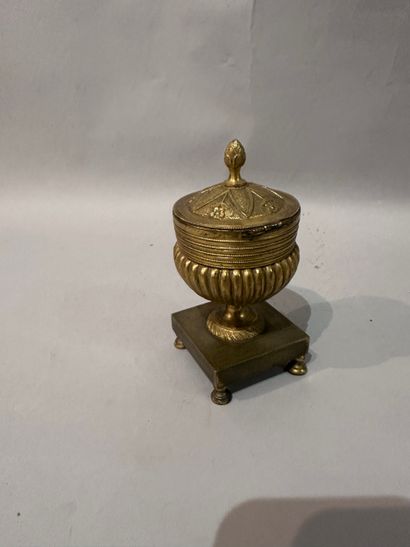 Gilt bronze quadripod ENCRIER decorated with...