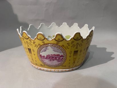 CHINA
Polychrome enameled porcelain GLASSROOM...