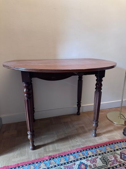 Mahogany flap table, round top, gadrooned...