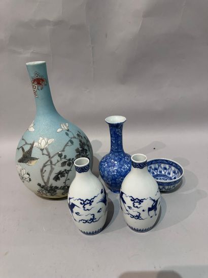 JAPAN - Set comprising: a pair of small blue-white...