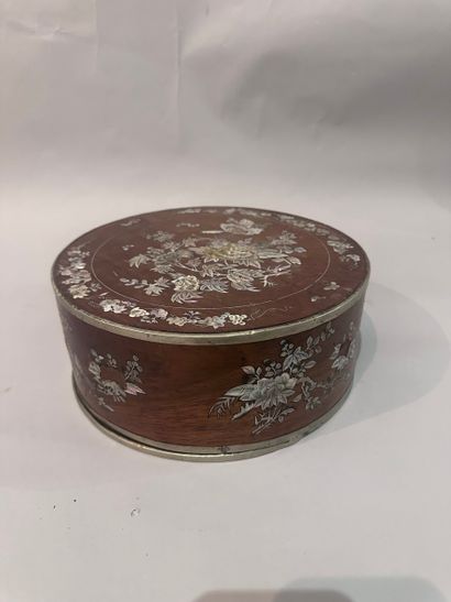 INDOCHINA - Round wooden box with mother-of-pearl...