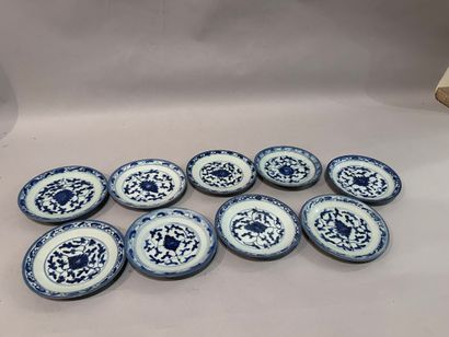 CHINA - Set of nine porcelain CUPELLES on...