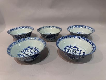 CHINA - Set of five porcelain CUPS on pedestal...