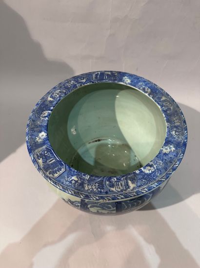 ENGLAND
White-blue earthenware CACHE-POT...