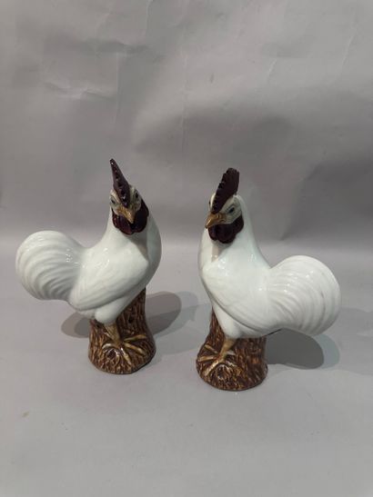 CHINA - Pair of polychrome enameled porcelain...