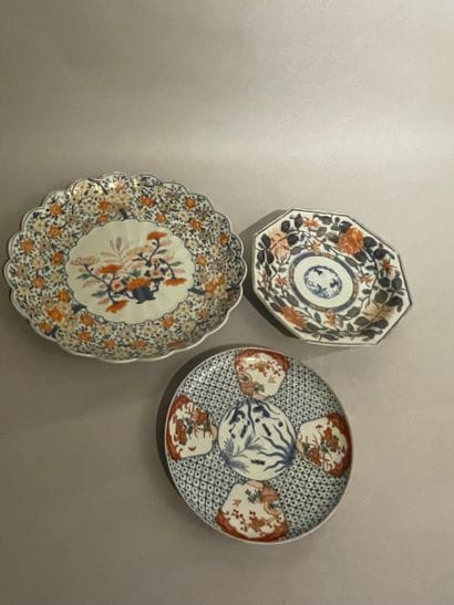JAPAN - Set comprising: Two polylobed PLATES...