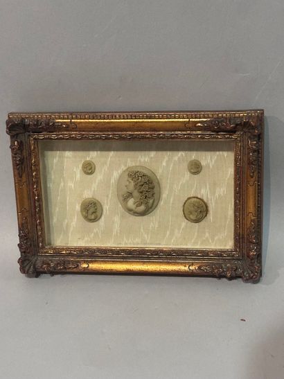 Set of five CAMEES of various sizes decorated...