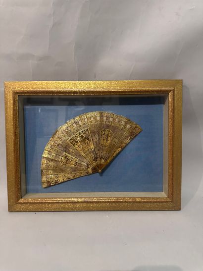 Lacquered EVENTAIL with gilded decoration...