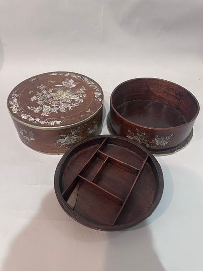 INDOCHINA - Round wooden box with mother-of-pearl...