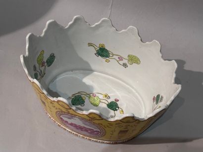 CHINA
Polychrome enameled porcelain GLASSROOM...