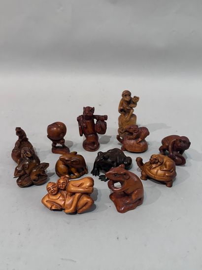 JAPAN - Set of 12 wooden NETSUKES decorated...