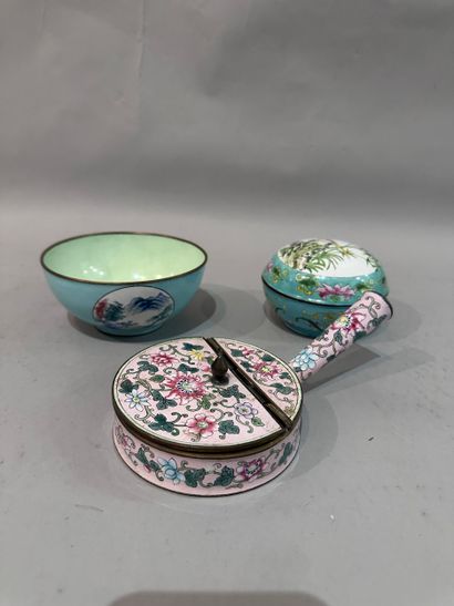 CHINA - Set in polychrome enameled porcelain...