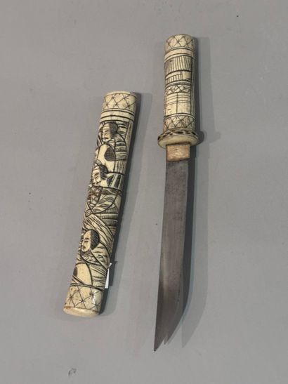 JAPAN - Bone TANTO with carved decoration...