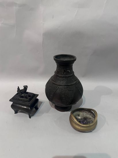CHINA - Set of small bronze VASES in the...
