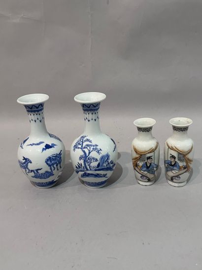 CHINA - Pair of small blue-white porcelain...