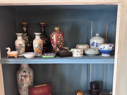 MANNETTE of Asian travel souvenirs including...