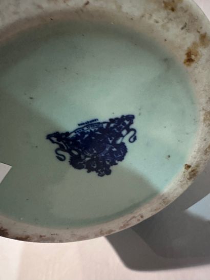 ENGLAND
White-blue earthenware CACHE-POT...
