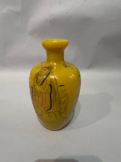CHINA - Painted glass VASE decorated with...