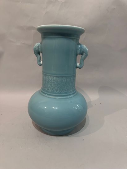 CHINA - Celadon-glazed porcelain baluster...