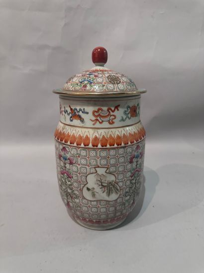 CHINA - Polychrome enameled porcelain covered...