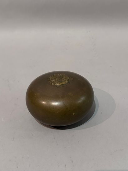 Gilt bronze pill box decorated with a false...