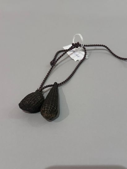 Pair of metal NOIX des seychelles.