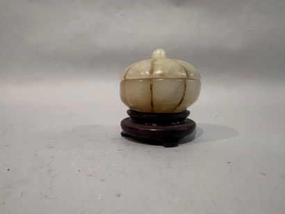 CHINA - Jade pill box decorated with a pumpkin....