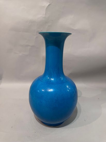CHINA - Blue enameled porcelain baluster...